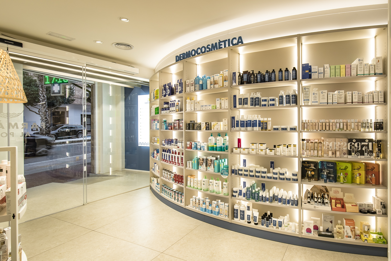 iluminacion estanteria farmacia