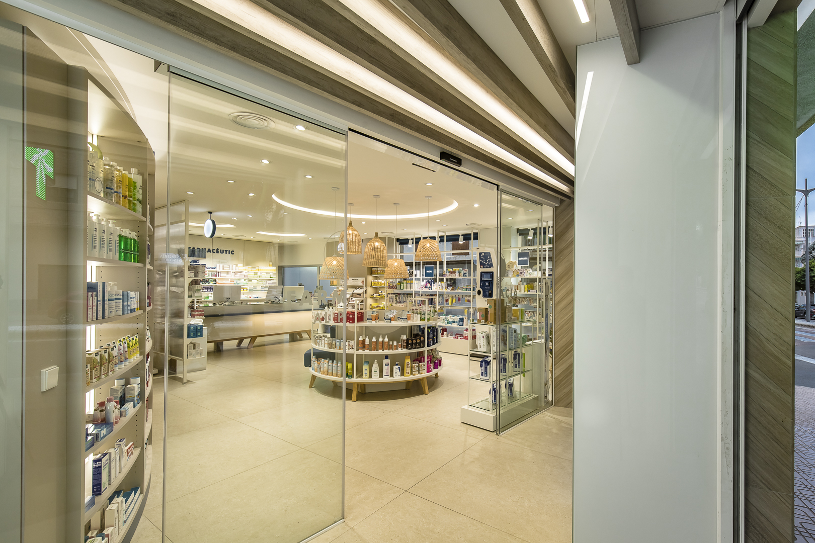 iluminacion entrada farmacia